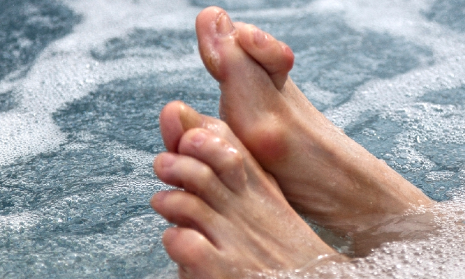 Treatment Options for Hammertoes, picture of someone struggling with hammertoes 