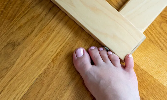 Pinky toe pain can manifest in several different ways, depending on the underlying cause.