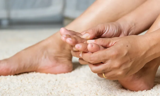 Pinky toe pain can be a frustrating and uncomfortable.