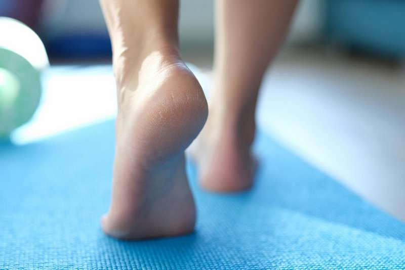 causes of cracked heels
